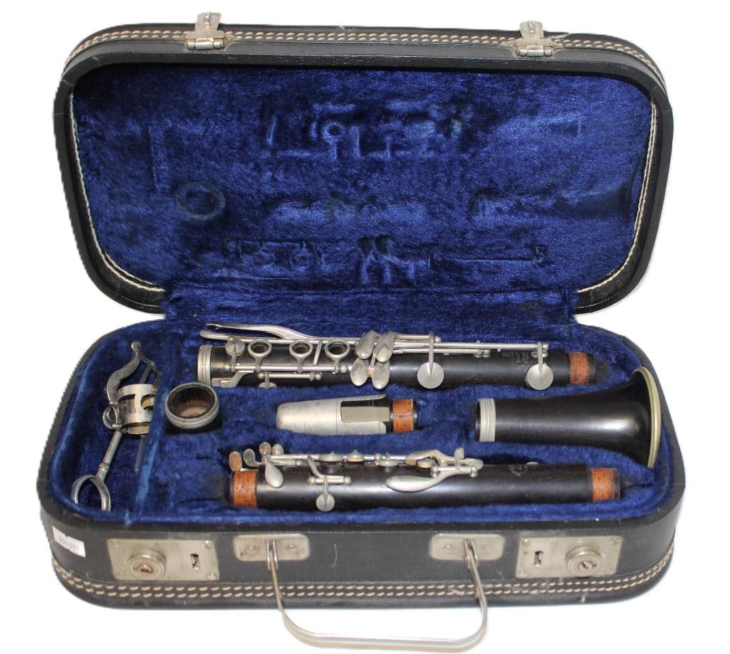 Vintage Evette Clarinet in original carrying case complete (1 of 3)