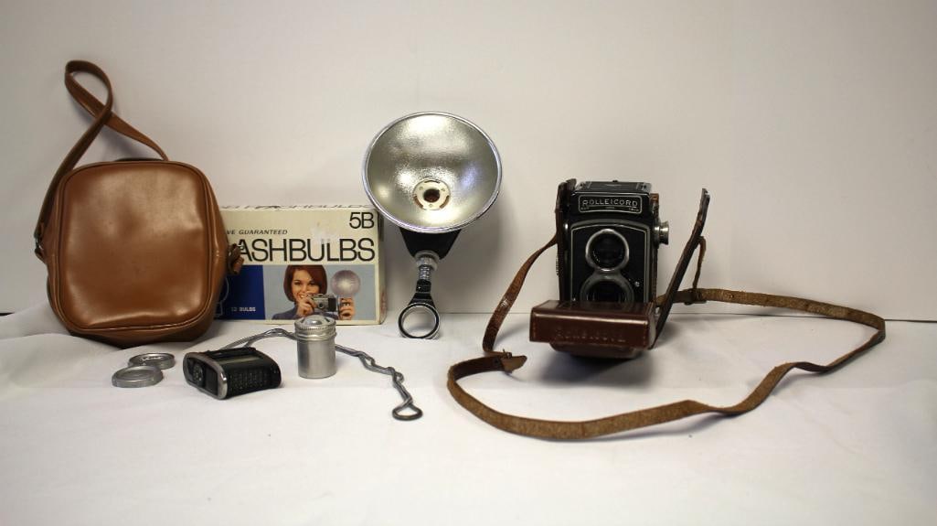 TLR Rolleicord III Type 2 Lens Camera with Carrying Case, Light Meter, Flash and Extra Flashbulbs (1 of 3)