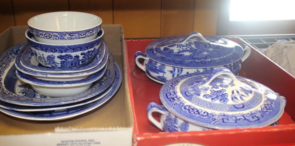 Lot of 11 pieces Blue Willow China serving set (1 of 4)