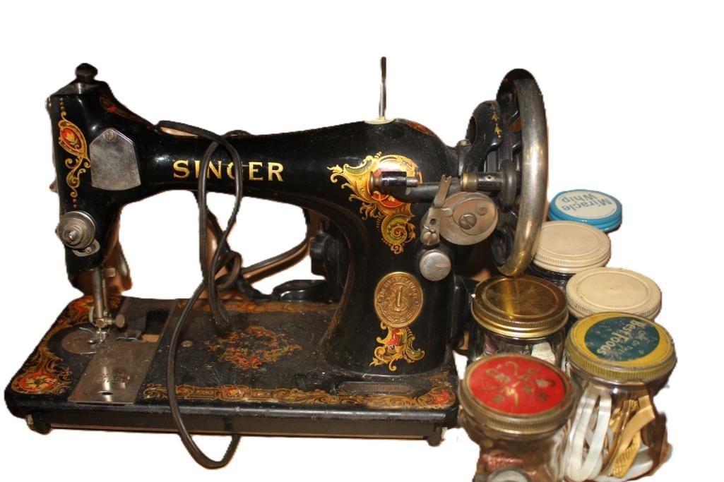 ANTIQUE 1919 Singer La Vencedora Sewing Machine with Parts, vintage buttons thread, notions, (1 of 5)