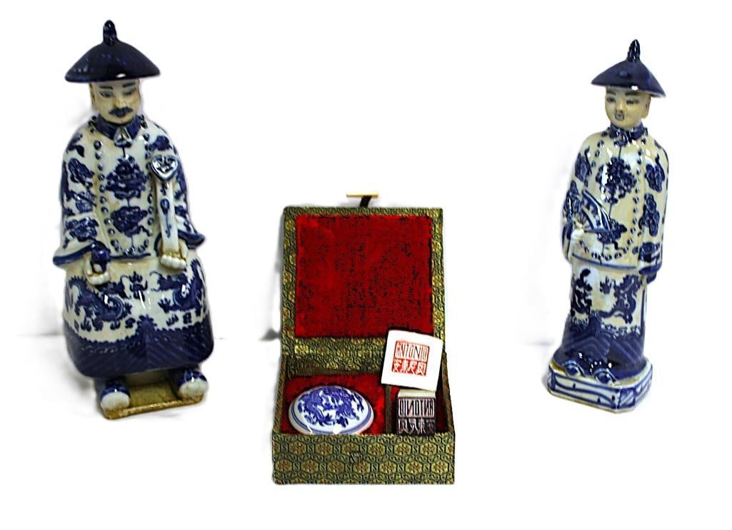 NEW Pair Vintage porcelain Chinese blue/white figures  & blue/white round porcelain ink bowl & stamp (1 of 4)