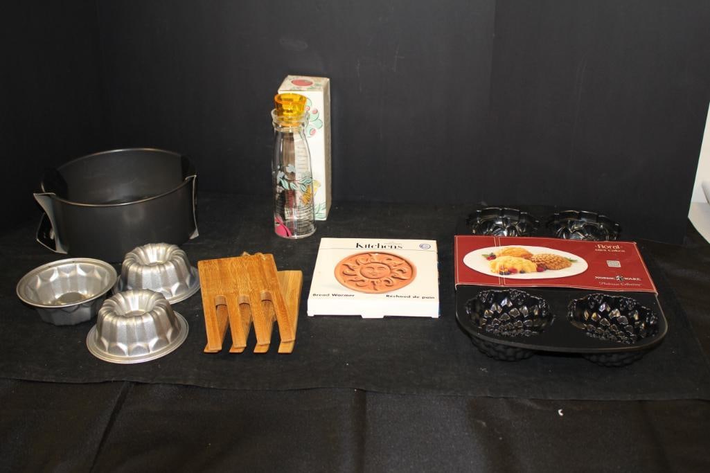 NEW Lot of 9 Kitchen Items Baking, Salad, bread warmer more (1 of 7)