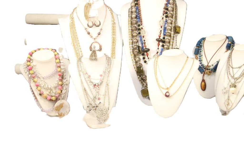 HUGE lot of 31 Vintage Necklaces (1 of 14)