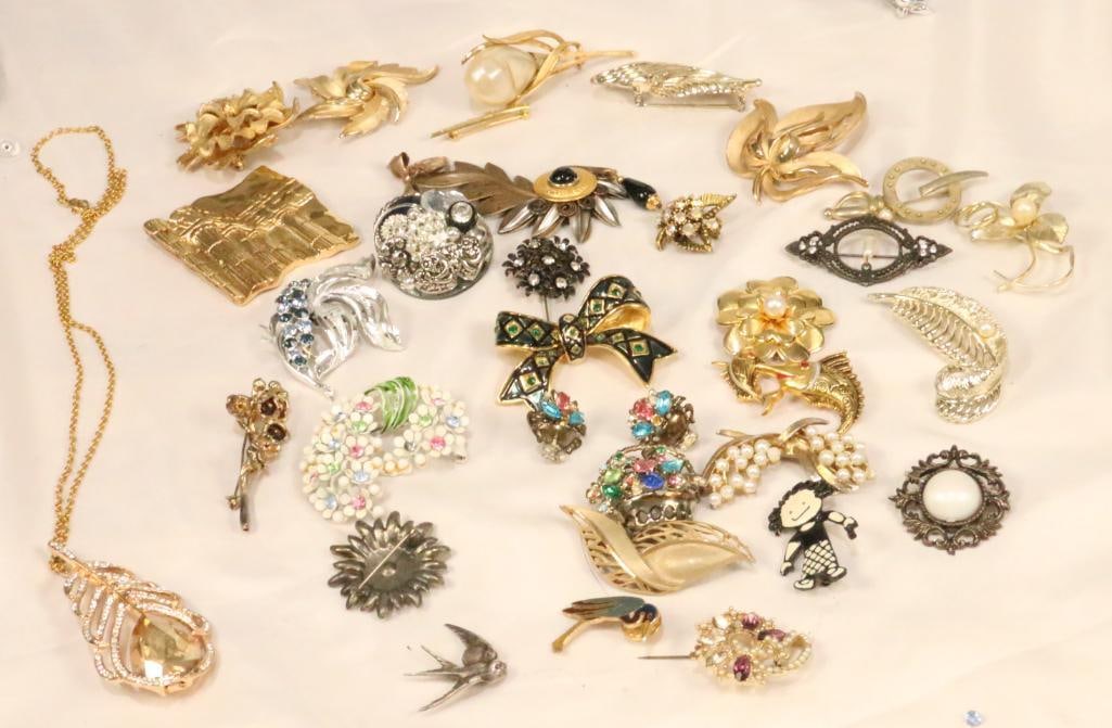 Large lot of 35 Vintage Brooches and demi parures Signed (1 of 15)