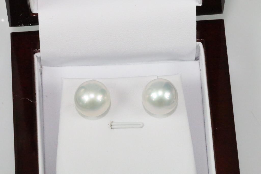 18kt Gold AA Quality 15mm South Sea Australia Genuine cultured pearl earrings 8.1 grams: Stunning color, luster and quality AA Genuine Akoya South Sea Pearls Post Stud earrings in a lovely 18kt gold post with flower setting. These come to you BRAND NEW in a lovely mahogany colored wood ea
