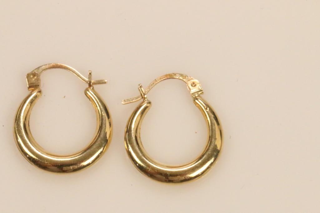 14K Gold lever back hoop earrings 1.1 grams: 14K yellow gold hoop earrings with lever latch and 3/4" drop. HALLMARKED 14KT.