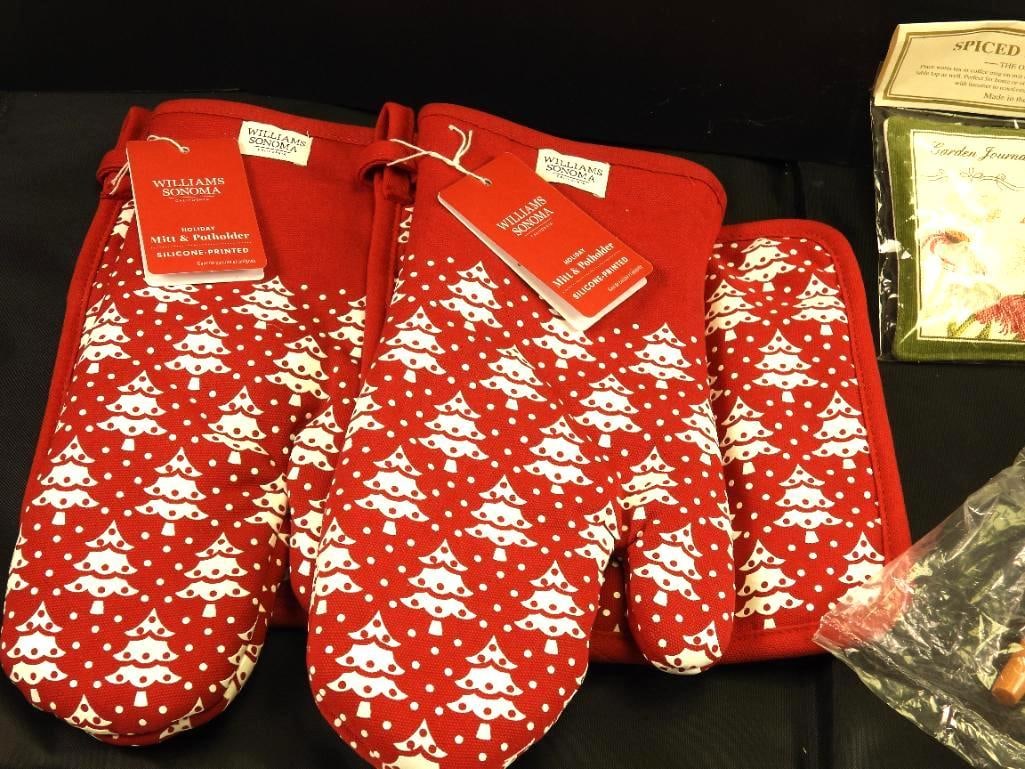 NEW IN PACKAGING Lot of 2 Williams Sonoma Christmas Mitt & Potholder sets, with 2 sets of Silicone (1 of 5)