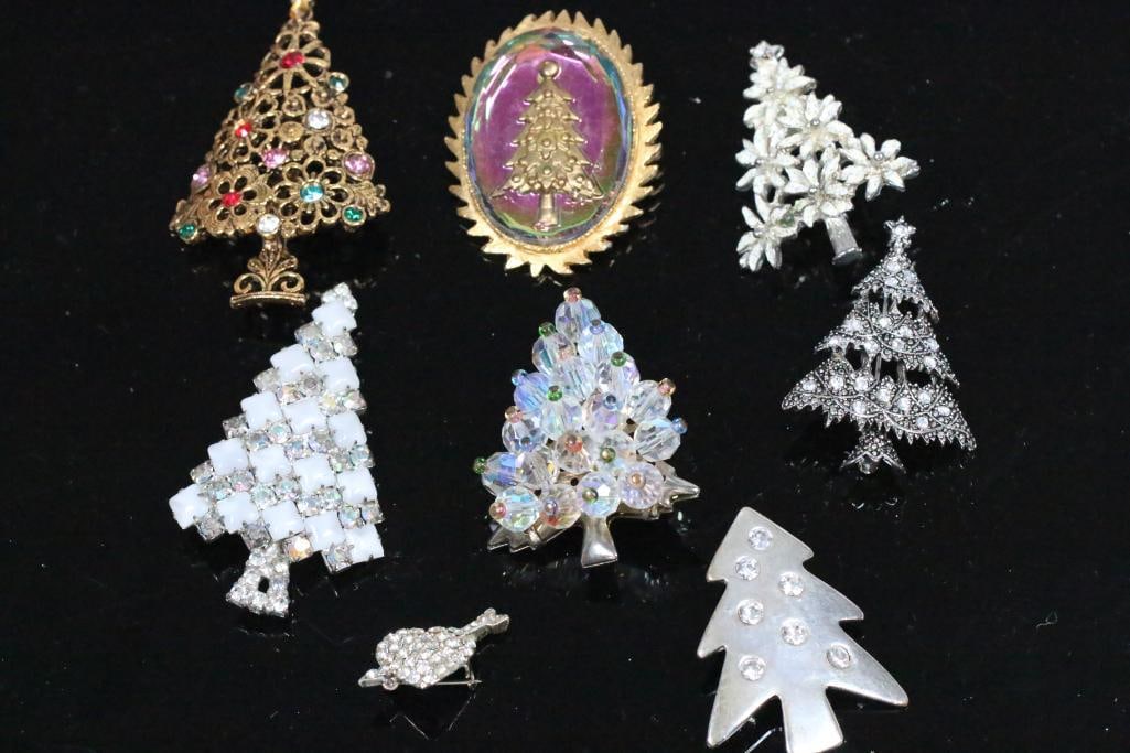 Lot of 8 Vintage Christmas Trees Brooches Jewelry signed Dodds Doddz, AK Anne Klein: RARE DODDS DODDZ signed gold tone with Watermelon AB faceted large oval stone with a inset silver and gold tone embossed Christmas tree CAMEO just spectacular, Unsigned brooches- Rivoli multi tree, mu