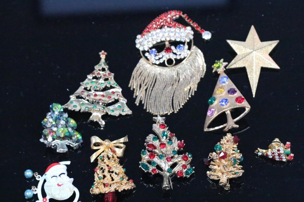 Lot of 10 Vintage Christmas Trees, Santas star Brooches Jewelry Monet and unsigned (1 of 12)