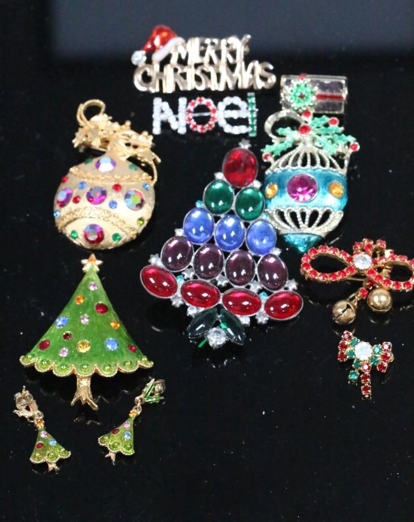 Lot of 11 Vintage Christmas Trees Brooches & Earring set, Ornaments, Ribbons, Noel and more (1 of 8)