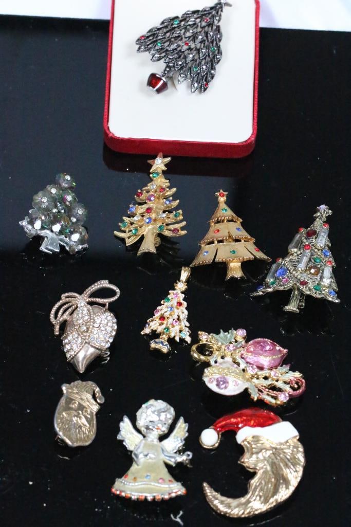 Lot of 10 Vintage Signed Christmas Brooches Pendant Jewelry Christmas Trees Bell ornament, Santa, (1 of 16)
