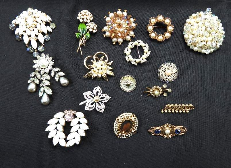 Vintage Jewelry Lot of 16 brooches, Goldtone, Pearls, Acrylic, Silvertone including Kramer: Beautiful Goldtone and Silvertone Pins with pearly beads, acrylic, beads