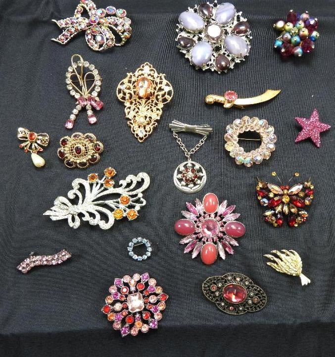 Vintage Jewelry Lot of HUGE 19 pinks, purples reds brooches: Fabulous large to huge brooches in pinks purples amber, red rhinestones some with pearll accents and clear stones.