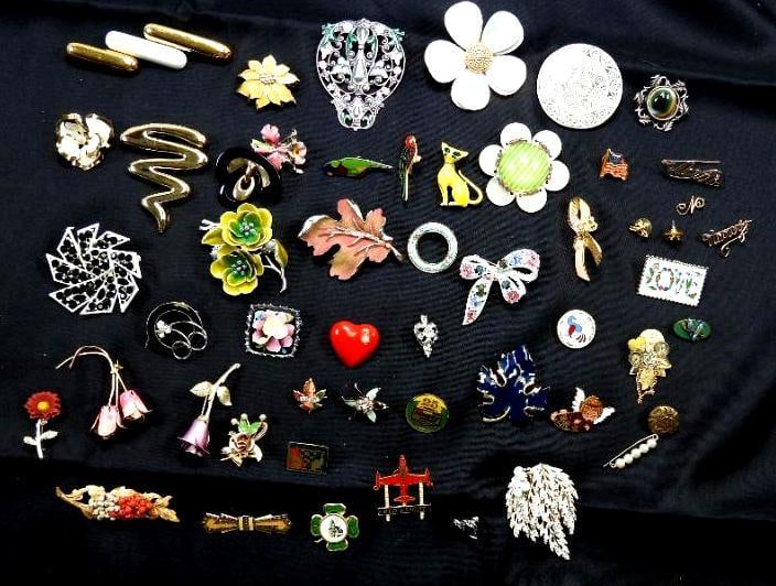 Vintage Jewelry Lot of 50 brooches and earrings Many signed: Avon, Monet, LC, BenRus, Sydney, Jayne & Co. and more. JJ, Benrus. Eautiful floras. And fun lot with enamel cats, Art deco. Wonderful assortment.