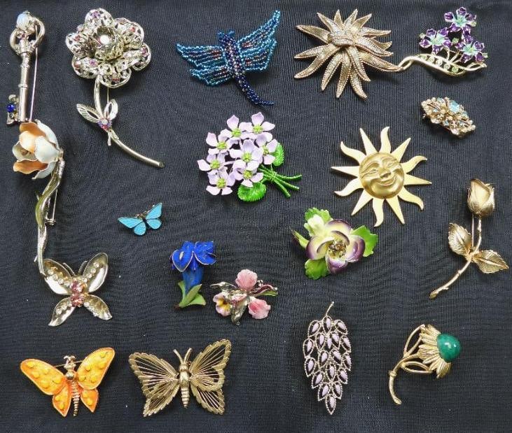 Vintage Jewelry Lot of 19 Brooches CORO, MONET, SARAH COVENTRY, GIOVANNI, MORE: Corocraft STERLING Crown brooch, Alva Museum Replica, amazing brooch lot, enamel, rhiestone, wood, goldtone.