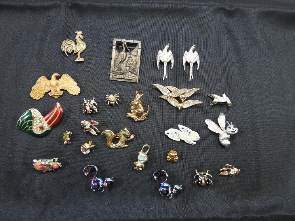 Vintage Jewelry Lot of 24 Brooches some signed J.J. Korea, Birds, Animals: Eagle, bees, birds, rooster, bunnies in enamel, ilvr tone, goldtone, rhinestoes, ceramic.