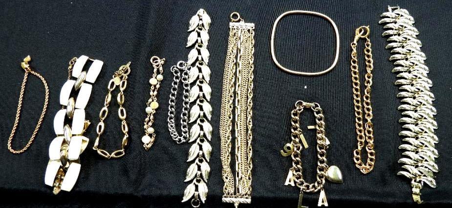 Vintage Jewelry Lot of 11 bracelets some signed Monet, Merique, LE: Beautiful signed and unsigned bracelets in heavy goldtone with enamel, pearls,