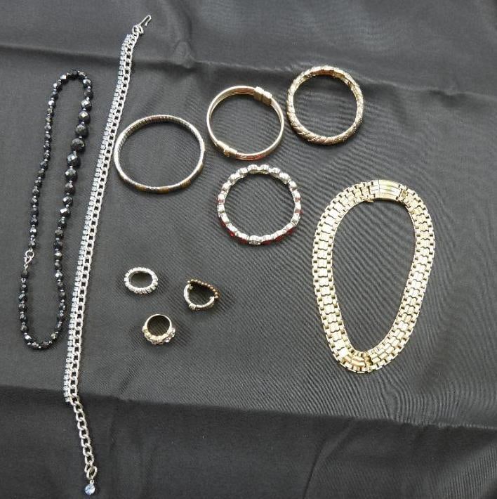 Lot of 10 beautiful vintage  jewelry rings, bracelets, necklaces Sarah coventry (1 of 17)