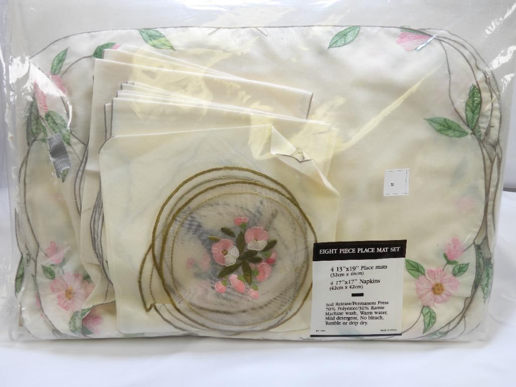 Vintage Table Linens 8 Piece Placemat and Napkins Set (1 of 5)