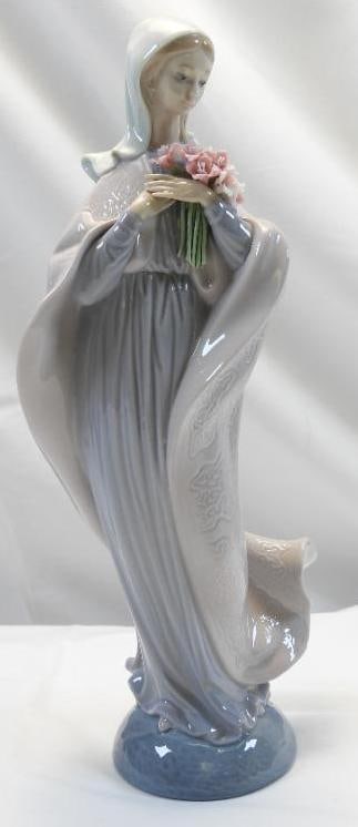 LLADRO Porcelain Figurine, "Our Lady With Flowers" SIGNED and NUMBERED: Lovely and detailed porcelain figurine of The Virgin Mary with a blue and pink tunic bearing a bouquet of flowers, 12.5"; the figurine showcases the beautiful and delicate glossy transparent glazes Ll