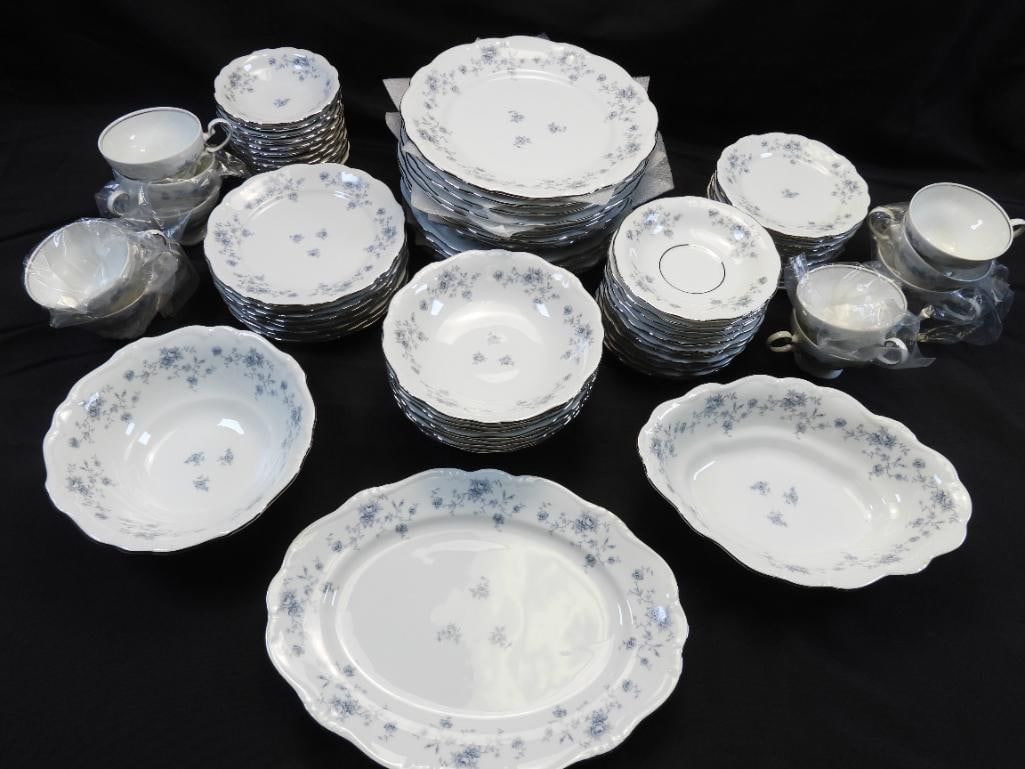 HAVILAND CHINA "Blue Garland" Dinner Service 77 Pieces PRISTINE CONDITION (1 of 8)