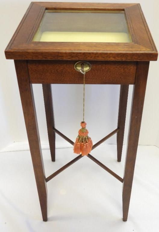 Small Display table with glass opening and locks with key (1 of 3)