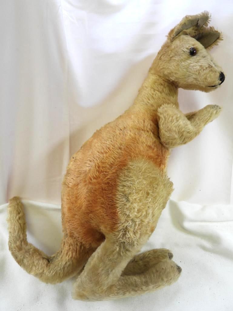 Vintage 19' tall kangaroo: Vintage approx. 19" tall kangaroo, appears to be STEIFF, may have discoloration and wear due to age