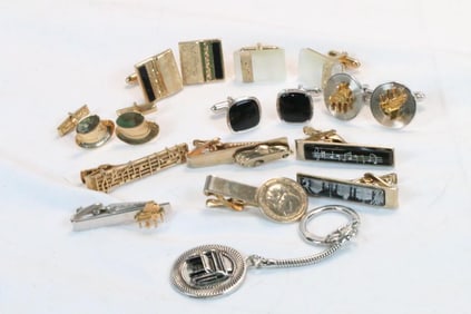 Lot of men's jewelry accessories, cuff links, tie bars, key chain