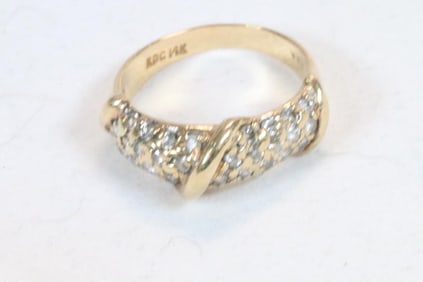 14kt gold ladies 37 diamond ring 3.8 grams Size