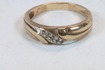10Kt Gold Cubic Zirconia Men's Ring 5.5 grams size