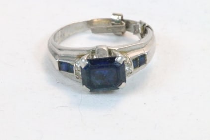18kt White Gold Blue topaz and diamond ring 5.4 grams Size