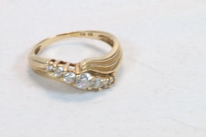 14kt gold CZ ring 2.9 grams Size