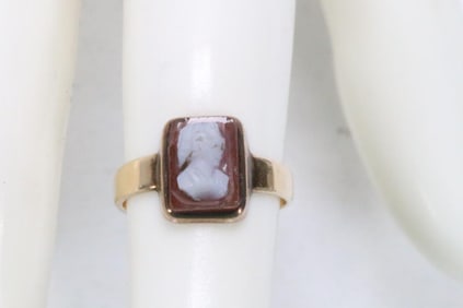 14kt gold cameo ring 1.9 grams. Size: 4.