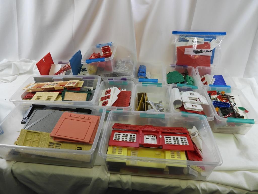 LOT OF 15 Plasticville Train buildings complete Sets in totes (1 of 16)