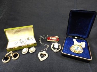 LOT OF 13 jewelry pieces from brooches, necklace, earrings