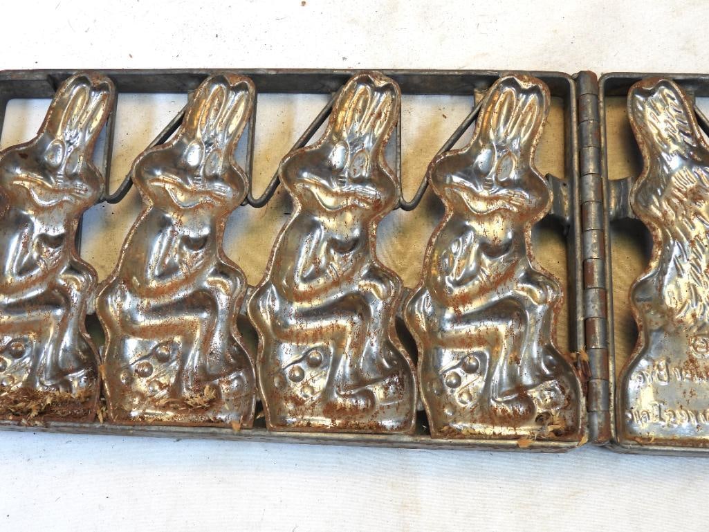 Antique Warners Bros Pictures Metal bunny candy mold (1 of 5)