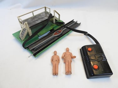 Antique LIONEL TRAIN model train component with platform and 2 figures