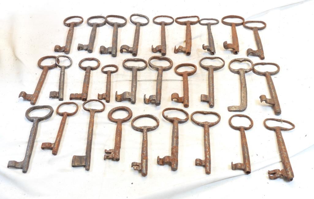 LOT of 28 antique, hand-forged iron keys: LOT of 28 antique, hand-forged iron keys, ranging in length from 4.5" to 6", likely dating back to 18th century