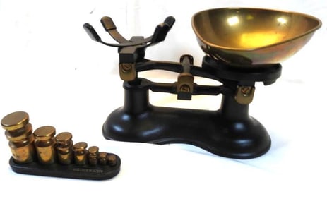 Cast Iron Vintage Victor England Kitchen Scale with  weights