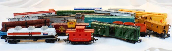 LOT OF 18 Toy Trains