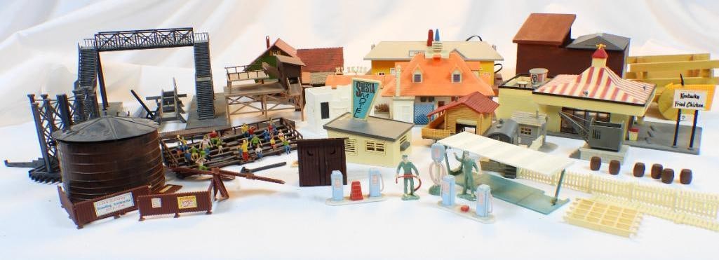 Huge LOT OF Model Train plastic buildings and accessories (1 of 9)