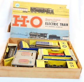 H-O Electric Train Set in box, including battery-operated locomotive