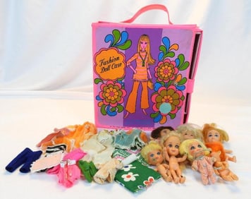 Vintage 1971 Fashion Doll Case, dolls and clothing