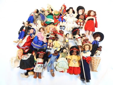 Huge lot of vintage dolls, including those showcasing different countries