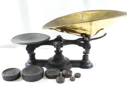 Vintage cast iron scale with scoop and 7 weights