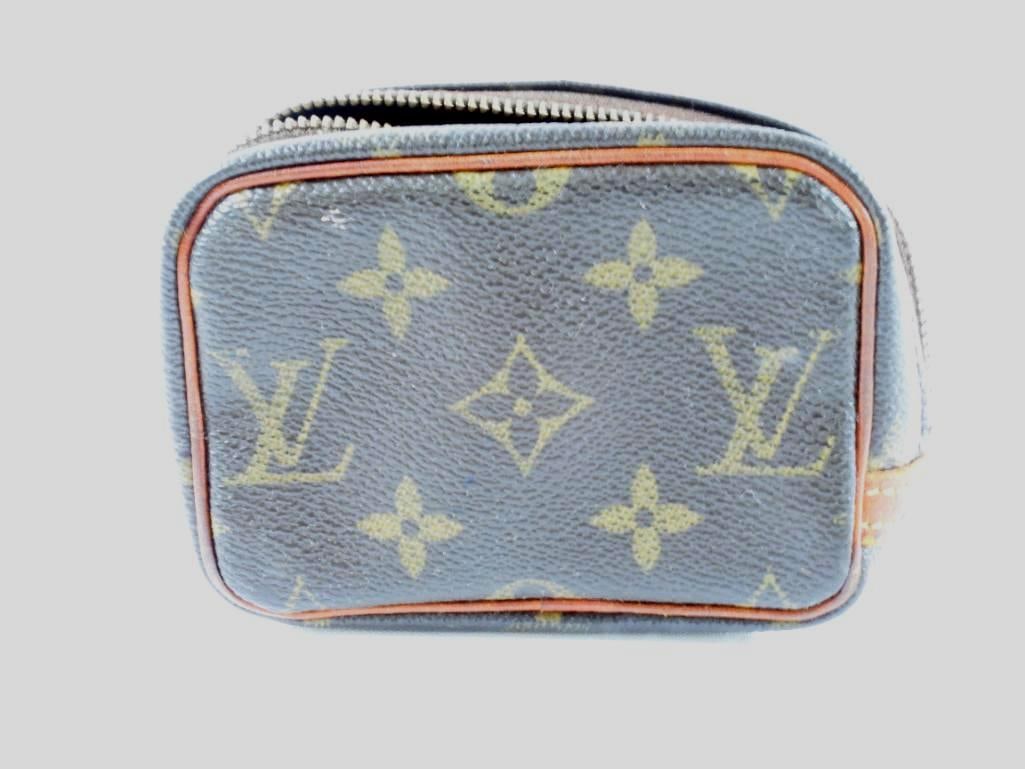 LOUIS VUITTON zippered change purse (1 of 7)