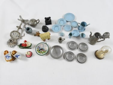 Lot of assorted vintage miniature doll accessories