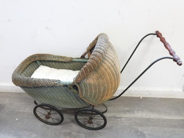 Antique wicker doll carriage/buggy