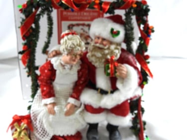 POSSIBLE DREAMS CLOTHTIQUE Garden Retreat Santa and Mrs. Claus NIB