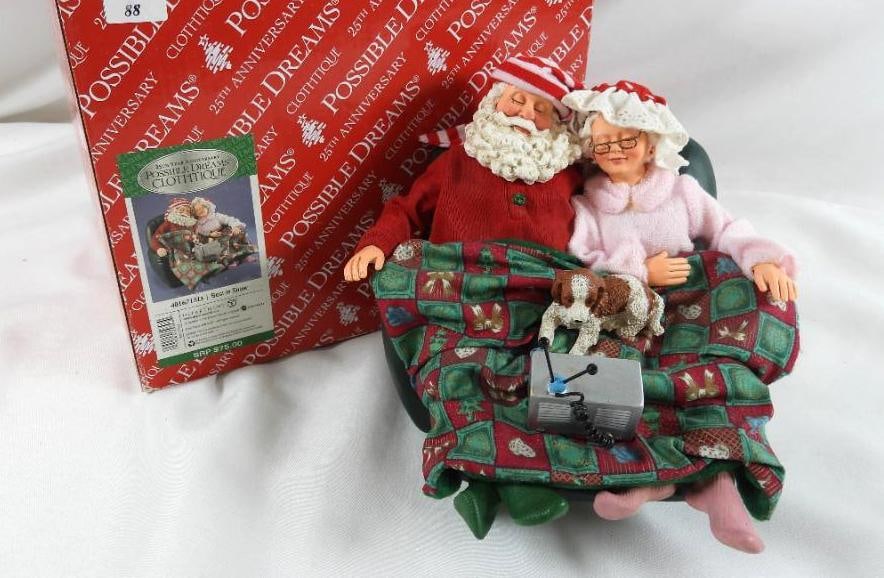 POSSIBLE DREAMS CLOTHTIQUE Best in Show #4016713D: Dept 56 POSSIBLE DREAMS CLOTHTIQUE Best in Show 25th Year Anniversary #4016713D Santa and Mrs. Claus watching TV with blanket covering them in original box. Dimensions: 7.5"Tx8"Lx7.5"W